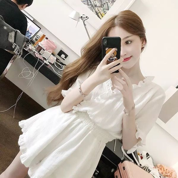 Stílusos női overall rövid ujjal és V-nyakú fehér színben