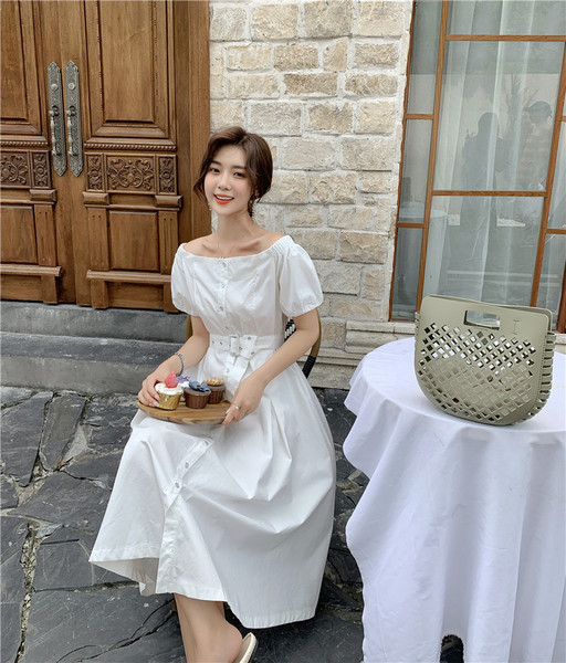 Rochie elegantă de damă cu mâneci scurte în alb