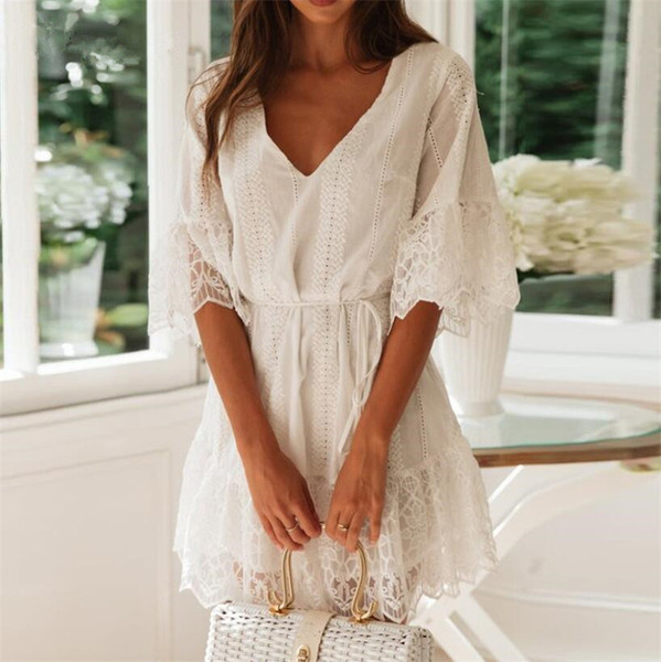 Modern női ruha csipkével és V-nyakú fehér színben