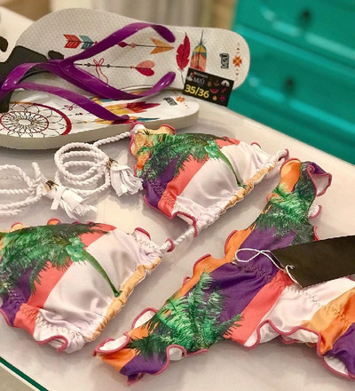 Γυναικείο μαγιό με τριγωνικό πάνω μέρος σε διάφορα χρώματα