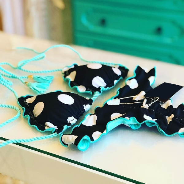 Γυναικείο μαγιό με τριγωνικό πάνω μέρος σε διάφορα χρώματα