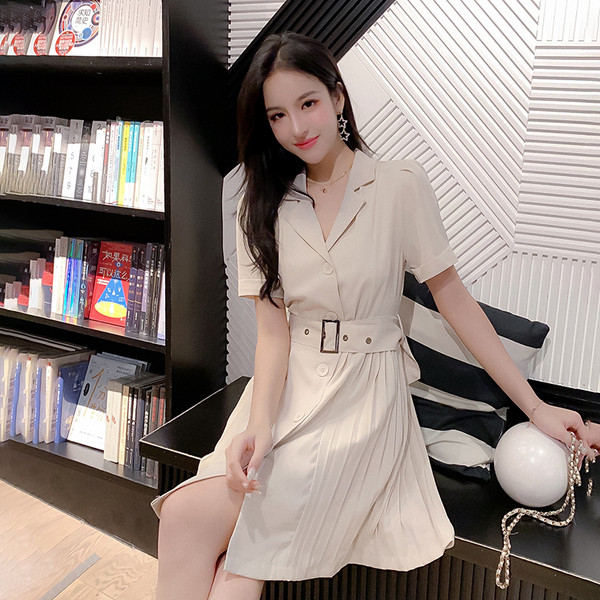 Καθημερινή φόρεμα και ζώνη με κοντό μανίκι σε μπεζ και μαύρο χρώμα