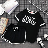 Modern női sportcsapat két részből, különböző színekben