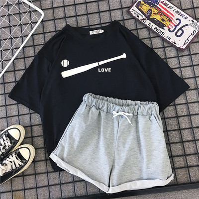 Modern női sportcsapat két részből, különböző színekben