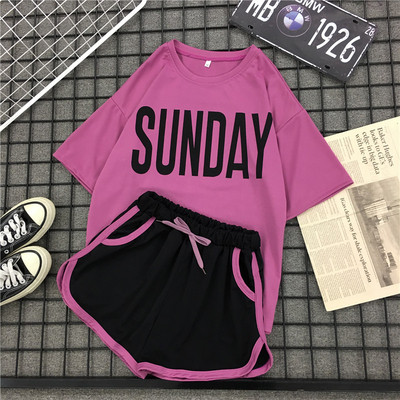 Modern női sportcsapat két részből, különböző színekben