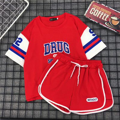 Modern női sportcsapat két részből, különböző színekben