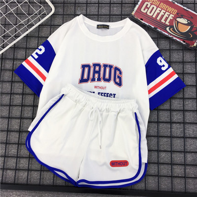 Modern női sportcsapat két részből, különböző színekben