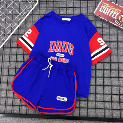 Modern női sportcsapat két részből, különböző színekben