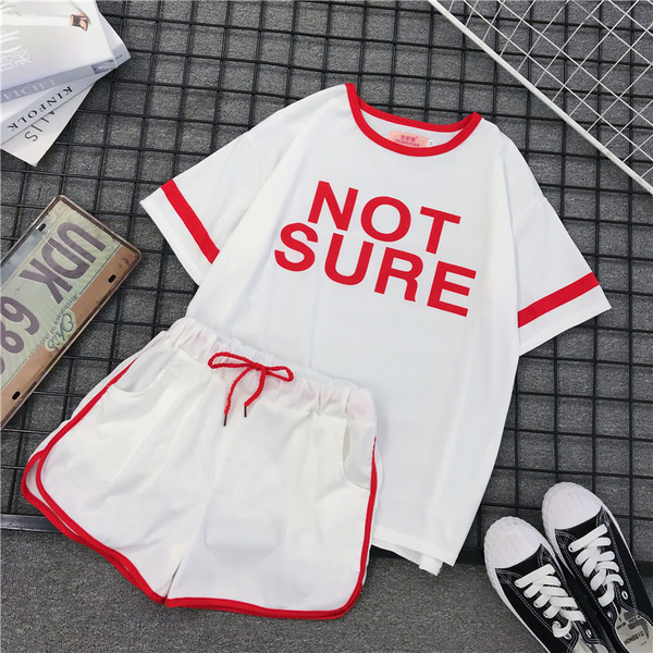 Modern női sportcsapat két részből, különböző színekben