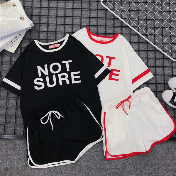 Modern női sportcsapat két részből, különböző színekben