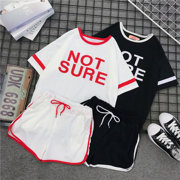 Modern női sportcsapat két részből, különböző színekben