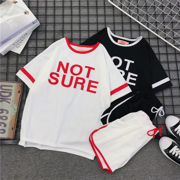 Modern női sportcsapat két részből, különböző színekben