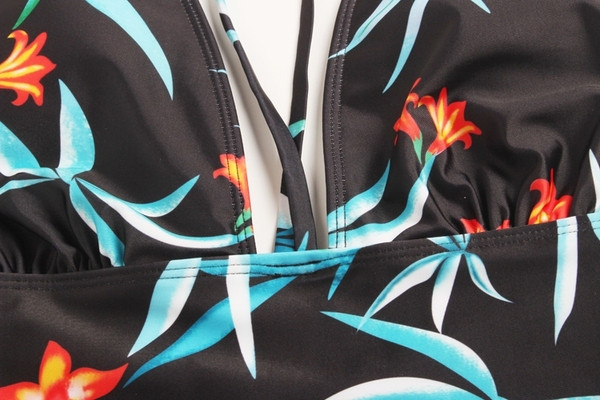 Costum de baie complet elegant pentru femei, cu decolteu în V adânc și model floral