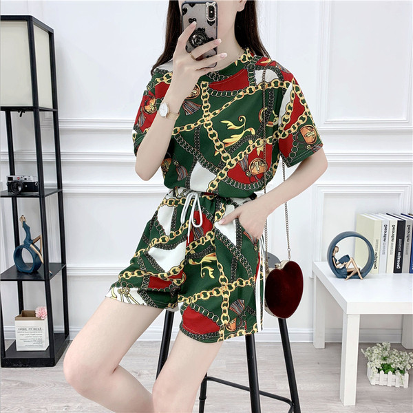 Модерен дамски комплект от две части с връзки и цветен принт