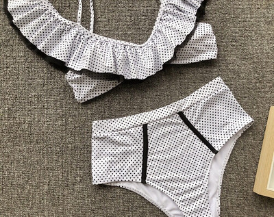 Κομψό γυναικείο μαγιό δύο μερών σε μαύρο και άσπρο χρώμα