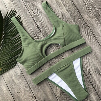 Μοντέρνο γυναικείο μαγιό με περικοπές σε ροζ και πράσινο χρώμα