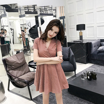 Κομψό γυναικείο  φόρεμα με ντεκολτέ σε σχήμα V