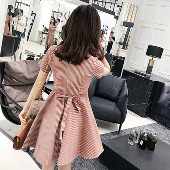 Κομψό γυναικείο  φόρεμα με ντεκολτέ σε σχήμα V