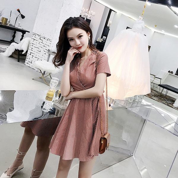 Κομψό γυναικείο  φόρεμα με ντεκολτέ σε σχήμα V