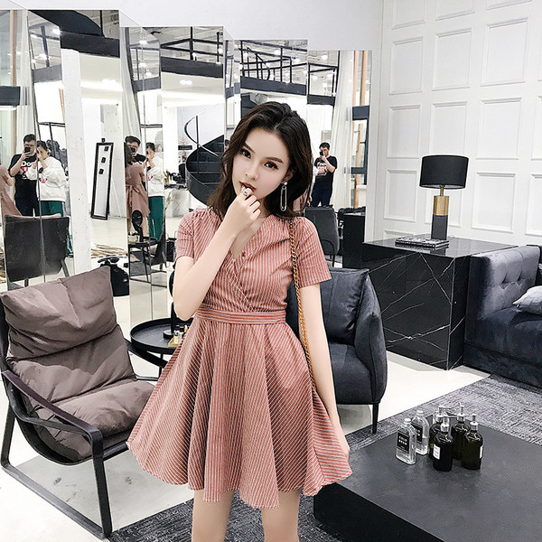 Κομψό γυναικείο  φόρεμα με ντεκολτέ σε σχήμα V