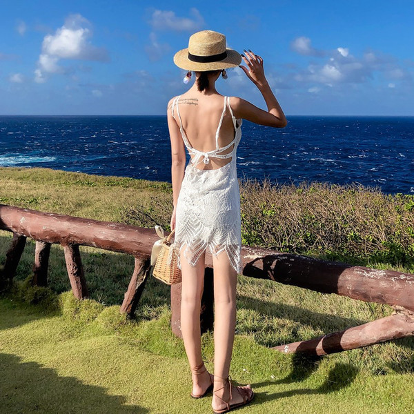 Γυναικείο φόρεμα με δαντέλα και κορδόνια στιν πλάτη