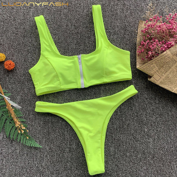 Kétrészes fürdőruha piros és zöld cipzárral