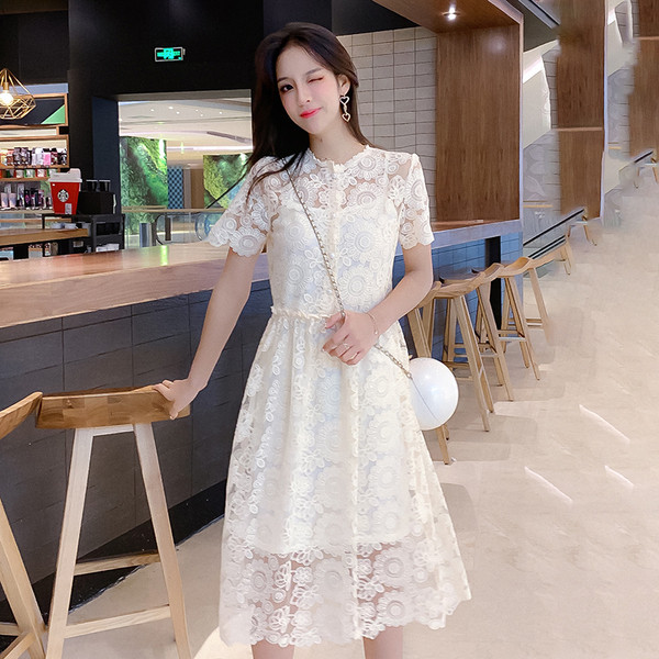 Σύγχρονο γυναικείο φόρεμα με δαντέλα και κοντά μανίκια σε λευκό και μαύρο χρώμα