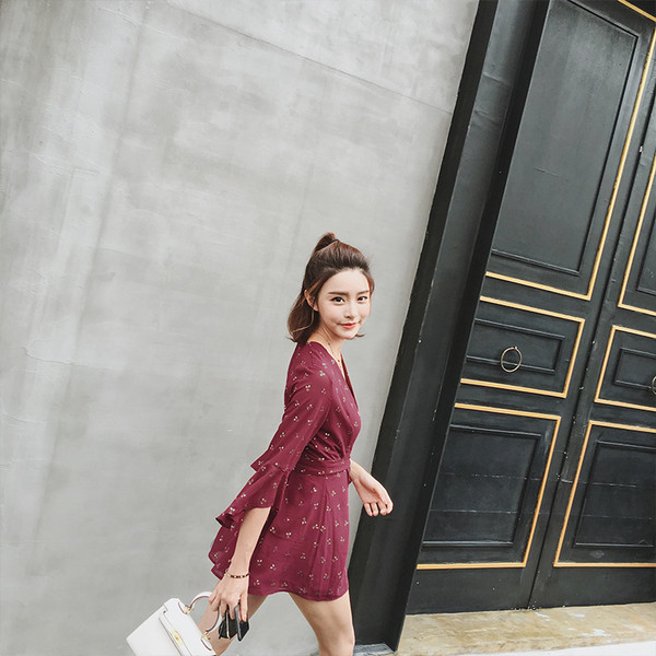 Salopetă de damă din șifon, cu mâneci lotus și decolteu în V