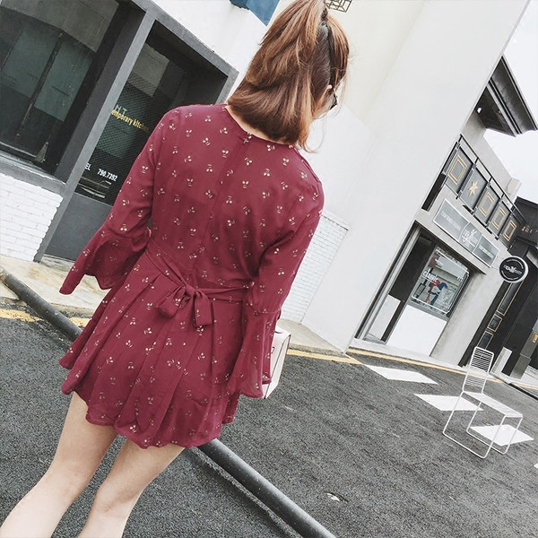 Salopetă de damă din șifon, cu mâneci lotus și decolteu în V