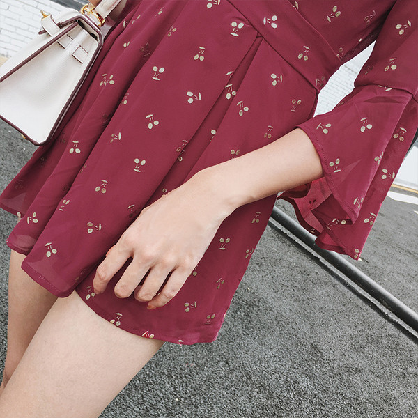 Salopetă de damă din șifon, cu mâneci lotus și decolteu în V