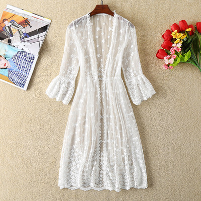 Κομψό γυναικείο μαγιό με δαντέλα σε λευκό χρώμα