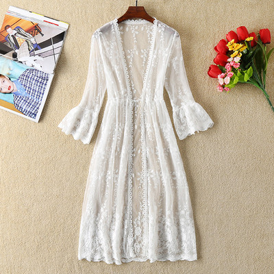 Κομψό γυναικείο μαγιό με δαντέλα σε λευκό χρώμα