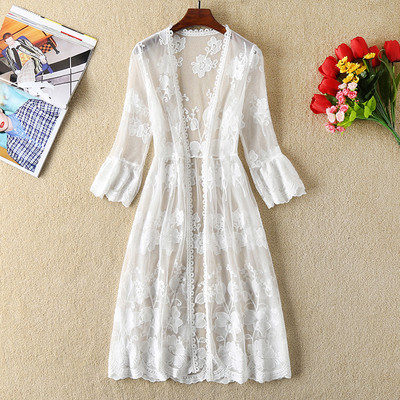 Κομψό γυναικείο μαγιό με δαντέλα σε λευκό χρώμα