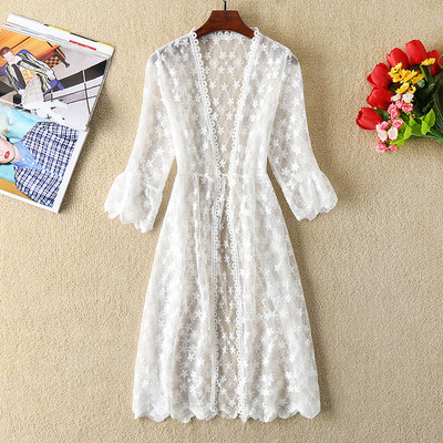 Κομψό γυναικείο μαγιό με δαντέλα σε λευκό χρώμα