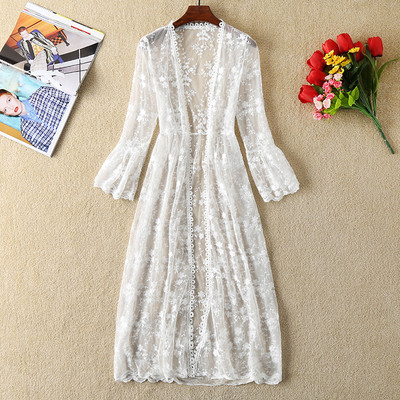 Κομψό γυναικείο μαγιό με δαντέλα σε λευκό χρώμα