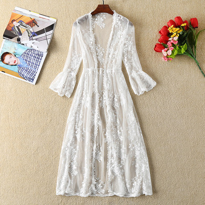 Κομψό γυναικείο μαγιό με δαντέλα σε λευκό χρώμα