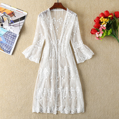 Κομψό γυναικείο μαγιό με δαντέλα σε λευκό χρώμα