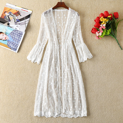 Κομψό γυναικείο μαγιό με δαντέλα σε λευκό χρώμα