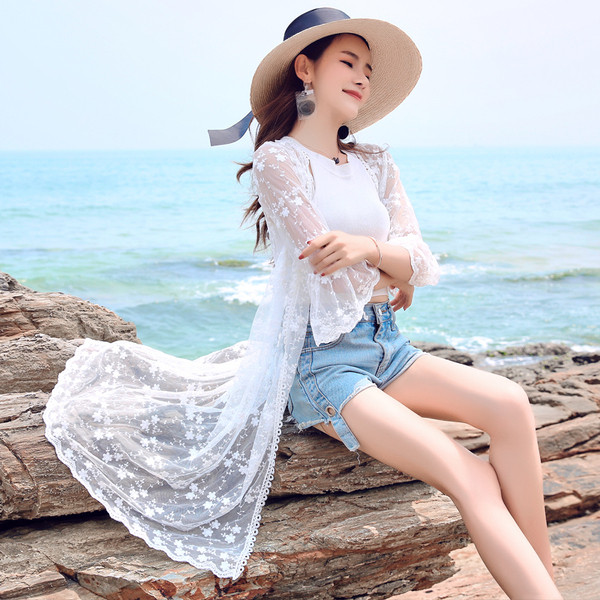 Κομψό γυναικείο μαγιό με  δαντέλα σε λευκό χρώμα