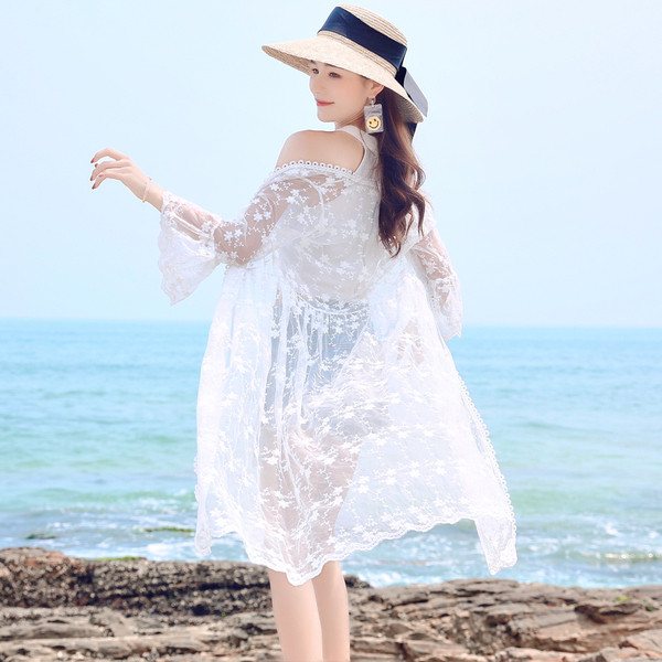 Κομψό γυναικείο μαγιό με  δαντέλα σε λευκό χρώμα