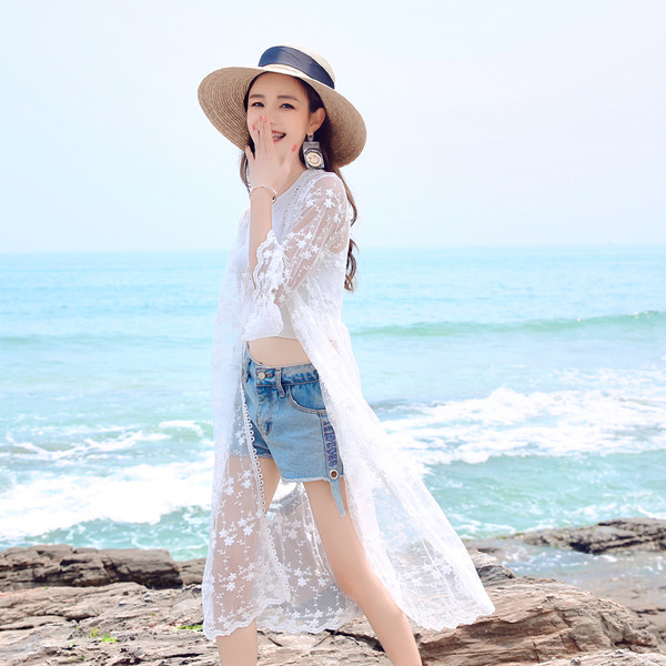 Κομψό γυναικείο μαγιό με  δαντέλα σε λευκό χρώμα