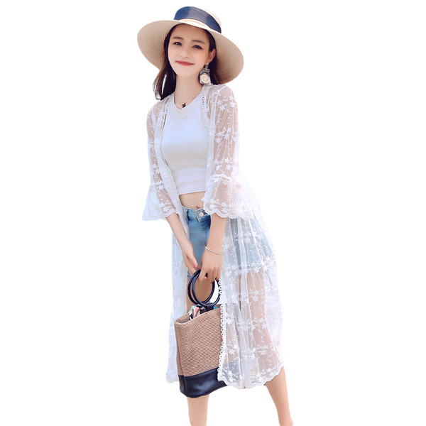 Κομψό γυναικείο μαγιό με  δαντέλα σε λευκό χρώμα