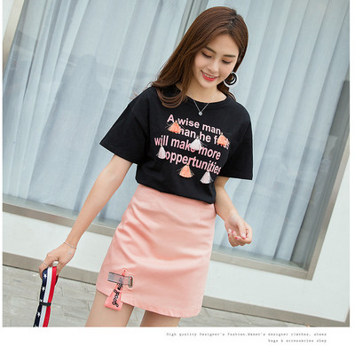 Ένα μοντέρνο γυναικείο σετ με φούντα και δίχρωμα γράμματα