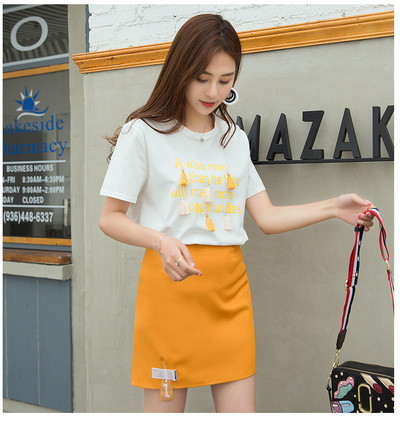 Ένα μοντέρνο γυναικείο σετ με φούντα και δίχρωμα γράμματα