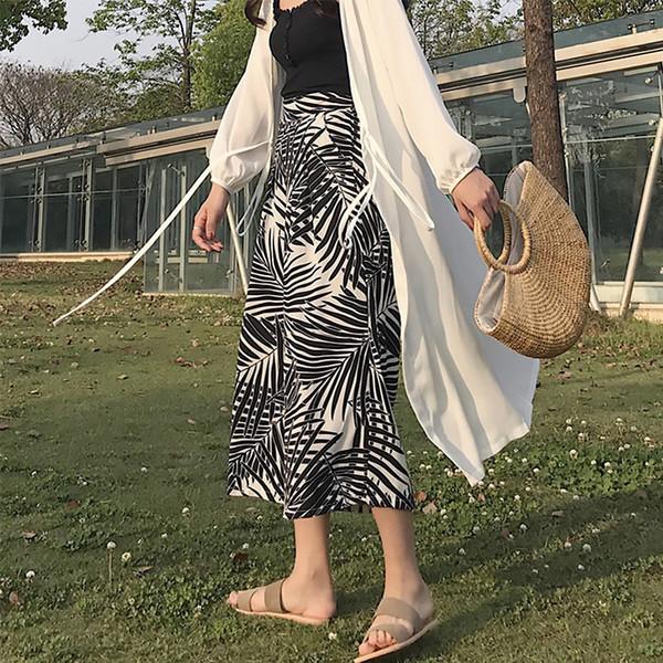 A lezser széles nadrág strandra is alkalmas virágmintával