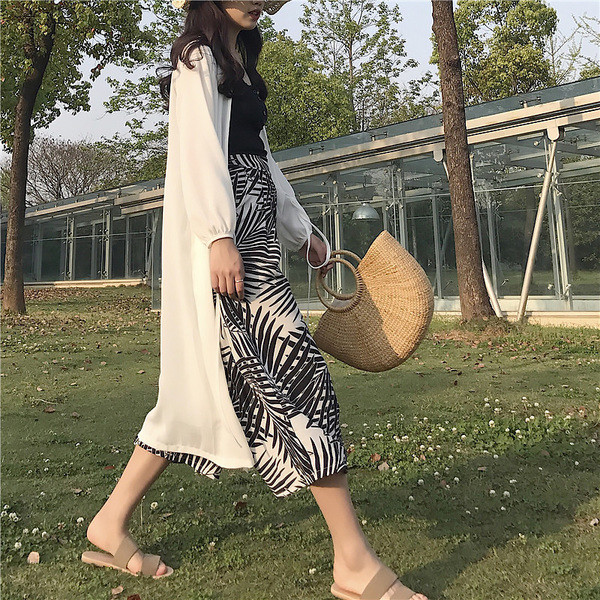 A lezser széles nadrág strandra is alkalmas virágmintával