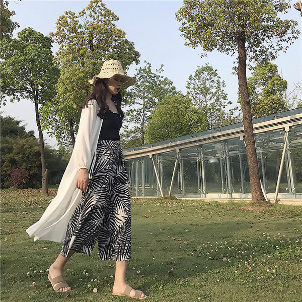 A lezser széles nadrág strandra is alkalmas virágmintával