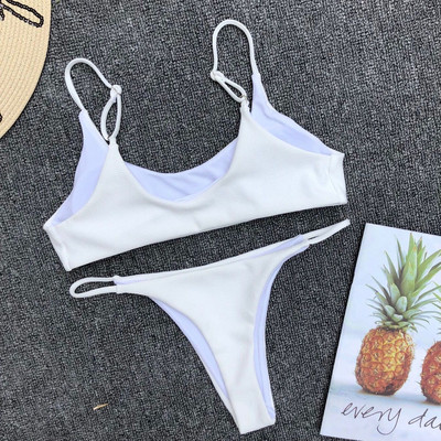 Μαγιό σε δύο μέρη σε μαύρο και άσπρο χρώμα