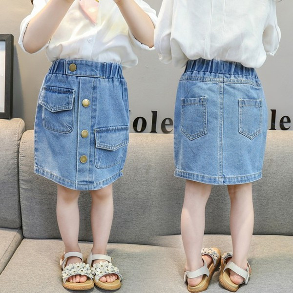 Modern gyerekszoknya gombokkal és zsebekkel