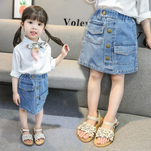 Modern gyerekszoknya gombokkal és zsebekkel